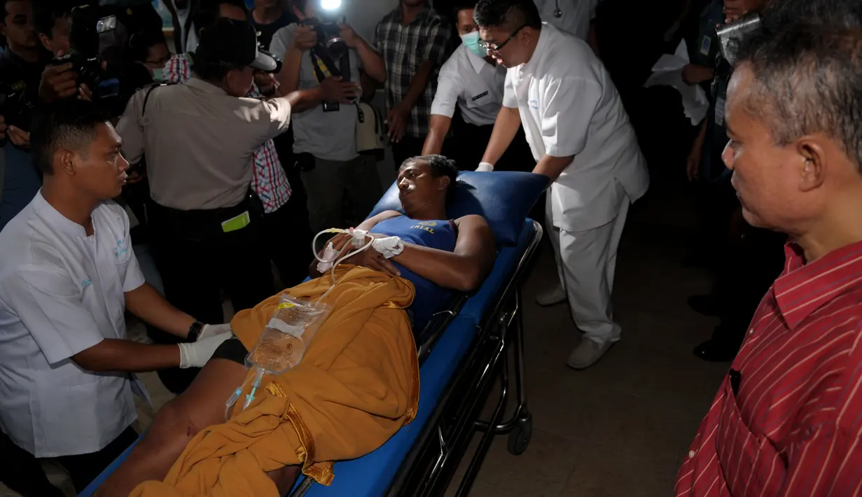 Tim dokter segera bertindak cepat untuk memberikan perawatan kepada korban ledakan amunisi (Liputan6.com/Helmi Fihriansyah).