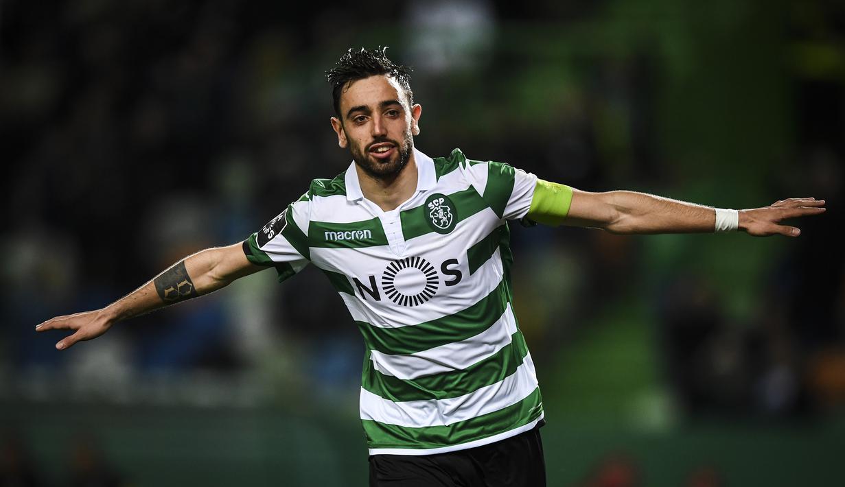 1. Bruno Fernandes (Sporting CP) - Kabarnya Manchester United selangkah lagi akan melabuhkan Bruno Fernandes menjadi skuat Setan Merah, gelandang 24 tahun ini dimahar dengan harga 70 juta euro. (Photo by Patricia De Melo Moreira / AFP)