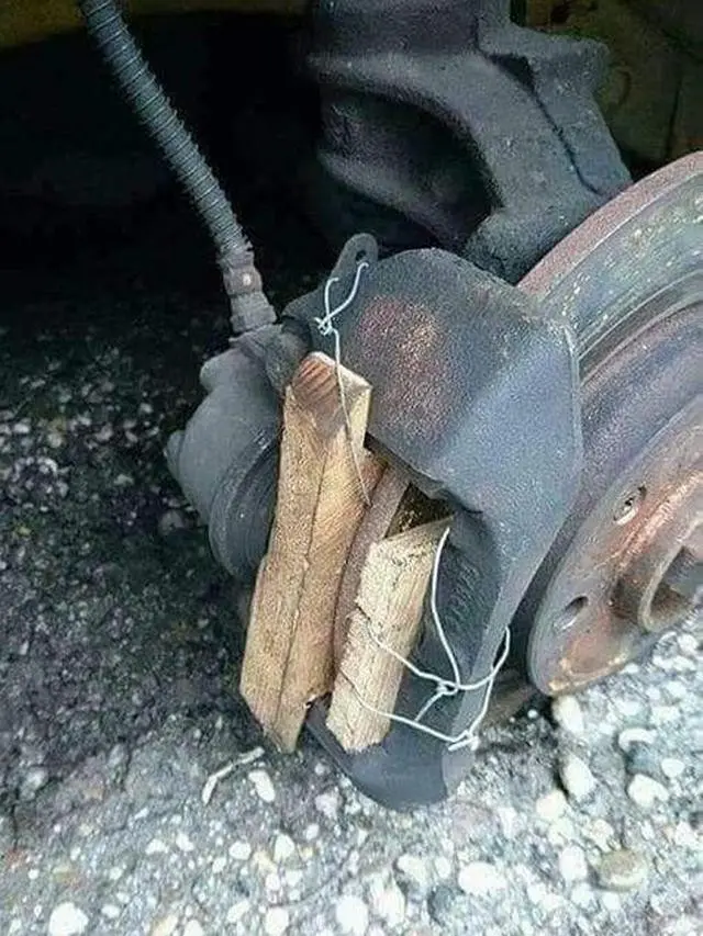 Kumpulan Potret Akal-akalan Montir Memperbaiki Mobil Seadanya, Jangan Ditiru (ist)