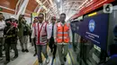 Menhub Budi Karya Sumadi dan Heru Budi mengecek satu persatu fasilitas sebelum LRT resmi dioperasikan. (Liputan6.com/Faizal Fanani)