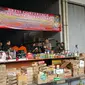 Polisi Geledah Gudang Makanan Kedaluwarsa di Cengkareng. (Liputan6.com/Nanda Perdana P)