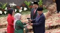 Politikus PKB Anik Maslachah (baju hijau) ditetapkan sebagai ketua sementara DPRD Jatim.