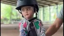 Potretnya baby Guzel saat naik kuda belum lama  ini. Penampilan baby Guzel belum lama ini mencuri perhatian. [Instagram/marginw]