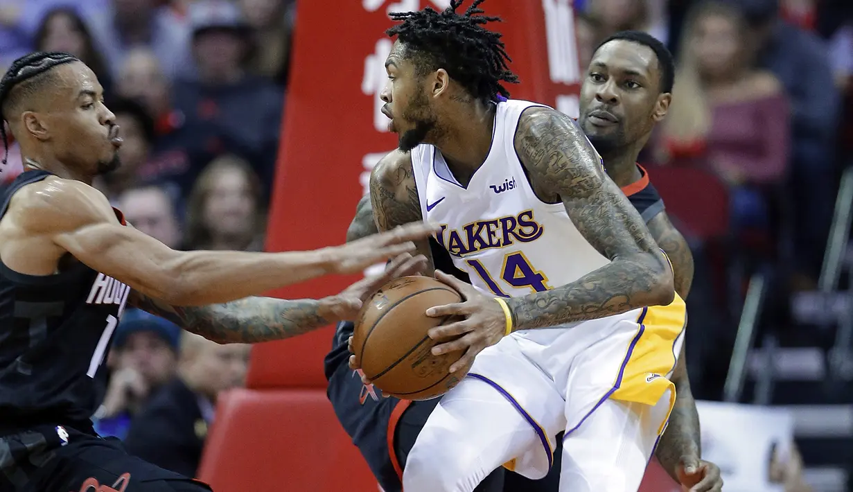 Pemain Lakers, Brandon Ingram (14) mencoba melewati adangan pemain Houston Rockets  pada lanjutan NBA basketball game di Toyota Center, Houton, (31/12/2017). Rockets menang 148-142. (AP/Michael Wyke)