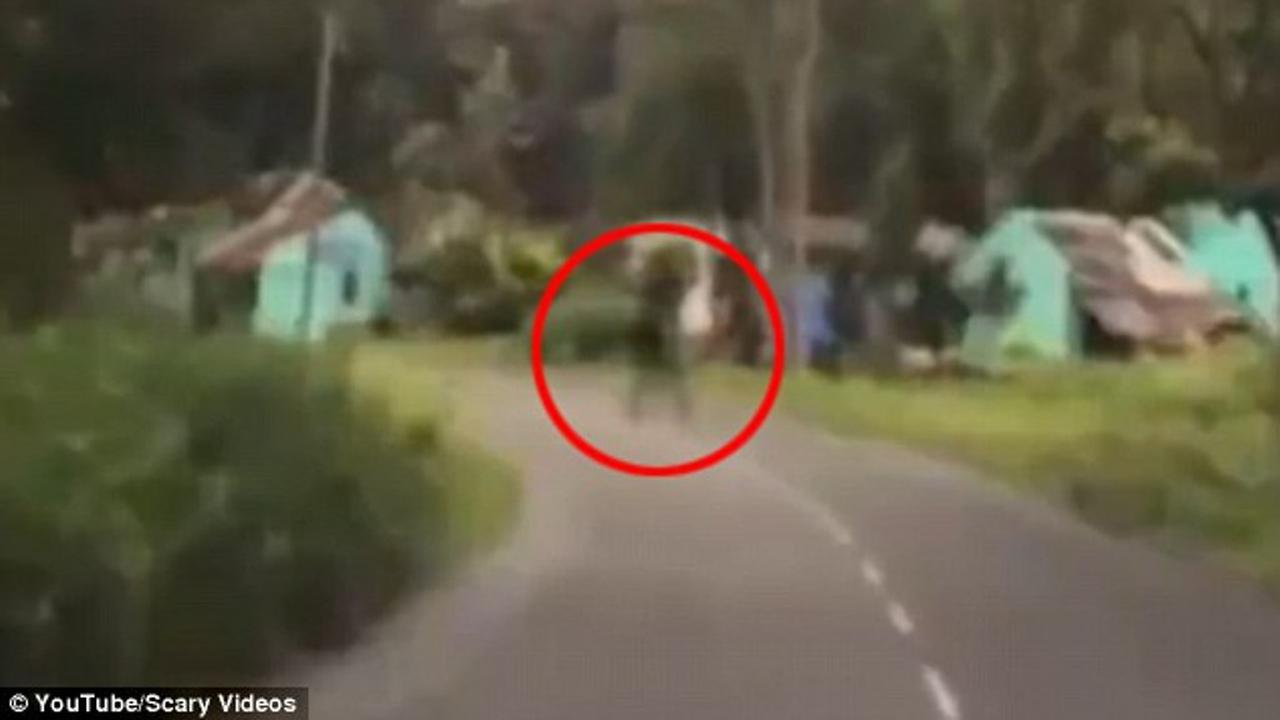 Kamera Tangkap Bayangan Gelap Lintasi Jalanan, Hantu?