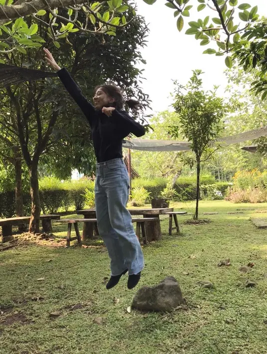 Berbagai gaya yang nyeleneh kerap dilakukan Rana saat berfoto. Bahkan saat Rana bergaya terbang. Rana juga menambahkan caption absurd yakni terbang ke Mars. Sontak, sisi humoris Rana ini sukses menyita perhatian publik. (Liputan6.com/IG/@rncynth)