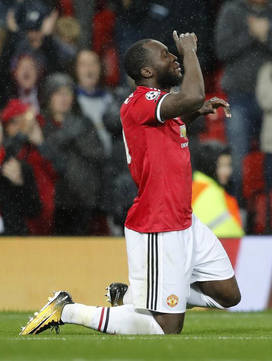 Ekspresi pemain Manchester United, Romelu Lukaku setelah mencetak gol ke gawang Basel pada laga grup A Liga Champions di Old Trafford, Manchester, (12/9/2017). MU menang 3-0. (AP/Frank Augstein)
