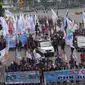 Ribuan buruh melakukan longmarch membawa spanduk menuju Istana Merdeka, Jakarta, Sabtu (6/2/2016). Dalam aksi tersebut mereka meminta agar tidak terjadi PHK secara besar-besaran. (Liputan6.com/Angga Yuniar)