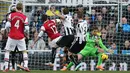 Striker Arsenal Olivier Giroud berhasil mencetak gol pembuka sekaligus gol satu-satunya pada pertandingan sepak bola Liga Inggris antara Newcastle United vs Arsenal di St James 'Park, Newcastle (30/12/13). (AFP/Ian Macnicol)