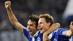 Raul Gonzalez (kiri) dan Benedikt Howedes dua pencetak gol untuk Schalke yang mengalahkan Inter Milan 2-1 pada leg kedua perempat final Liga Champions di Gelsenkirchen, 13 April 2011. Schalke unggul agregat 7-3. AFP PHOTO/DANIEL ROLAND