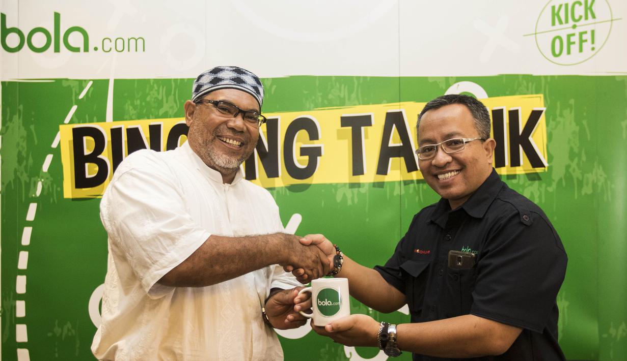 HOO Bola.com, Darojatun, memberikan cinderamata kepada Pelatih Borneo FC U-21, Iwan Setiawan, usai menjadi pembicara pada diskusi Bincang Taktik di Kantor Bola.com, Jakarta, Rabu (16/11/2016). (Bola.com/Vitalis Yogi Trisna)