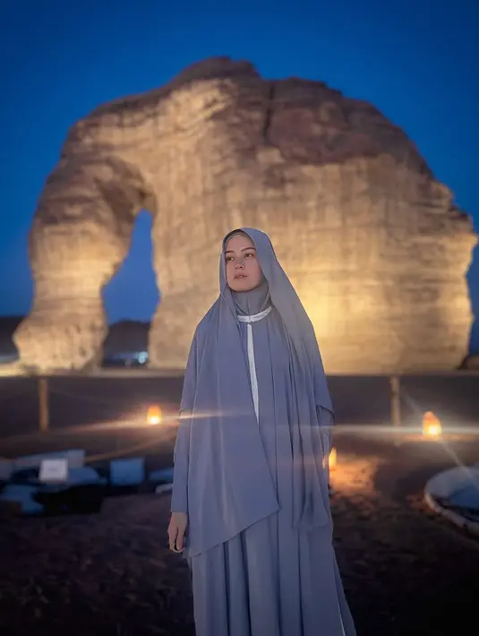 Aktris keturunan Minang-Inggris ini memilih gamis layer dengan potongan longgar yang memberikan kesan elegan dan nyaman. [@kimbrlyryder].