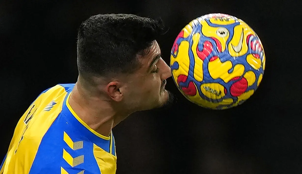 Pemain Southampton Armando Broja melompat untuk menjangkau bola saat melawan Tottenham Hotspur pada pertandingan sepak bola Liga Inggris di Tottenham Hotspur Stadium, London, Inggris, 9 Februari 2022. Tottenham Hotspur kalah 2-3. (AP Photo/Alastair Grant)