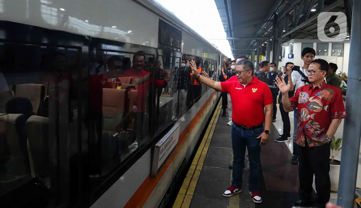 Sekjen PDI Perjuangan Hasto Kristiyanto melepas para pemudik yang menggunakan kereta Jayakarta jurusan Jakarta-Semarang-Surabaya di Stasiun Pasar Senen, Jakarta, Selasa (18/4/2023).  (Liputan6.com/Herman Zakharia)