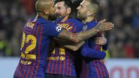 Selebrasi gol pertama Barcelona pada leg kedua, babak 16 besar Liga Champions yang berlangsung di Stadion Camp Nou, Barcelona, Kamis (14/3). Barcelona menang 5-1 atas Lyon. (AFP/Lluis Gene)