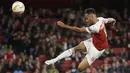 Striker Arsenal, Pierre-Emerick Aubameyang, melepaskan tendangan ke gawang Vorskla pada laga Liga Europa di Stadion Emirates, London, Kamis (20/9/2018). Arsenal menang 4-2 atas Vorskla. (AP/Kirsty Wigglesworth)