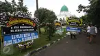 Suasana rumah duka tokoh PBNU KH Hasyim Muzadi di Ponpes Al-Hikam, Depok, Jawa Barat, Kamis (16/3). Sejumlah karangan bunga mulai berdatangan pascameninggalnya Anggota Dewan Pertimbangan Presiden (Wantimpres) tersebut. (Liputan6.com/Immanuel Antonius)