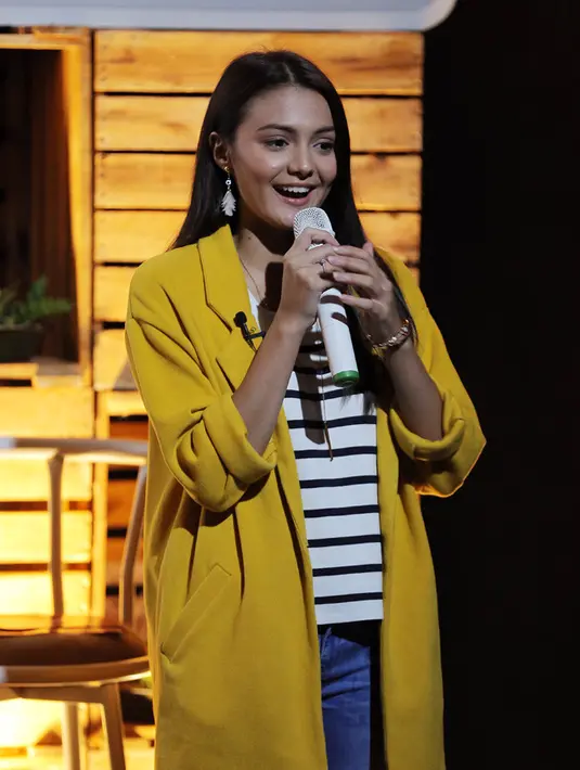 "Kayanya bukan cuma di dunia hiburan aja, banyak banget di mana pun. Karena mereka publik figur jadi lebih ke ekspos aja kalo mereka melakukan kesalahan," ujarnya di kawasan Kemang, Jakarta Selatan, Kamis (16/2/2018). (Deki Prayoga/Bintang.com)