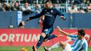 Aksi pemain Real Madrid, Jese Rodriguez (kiri), melewati striker Malaga, Ricardo Horta, dalam laga La Liga Spanyol di Estadio La Rosaleda, Minggu (21/2/2016) malam WIB. (AFP/Jorge Guerrero)