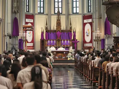 Suasana Misa Kamis Putih di Gereja Katedral, Jakarta, Kamis (17/4/2025). (Liputan6.com/Angga Yuniar)