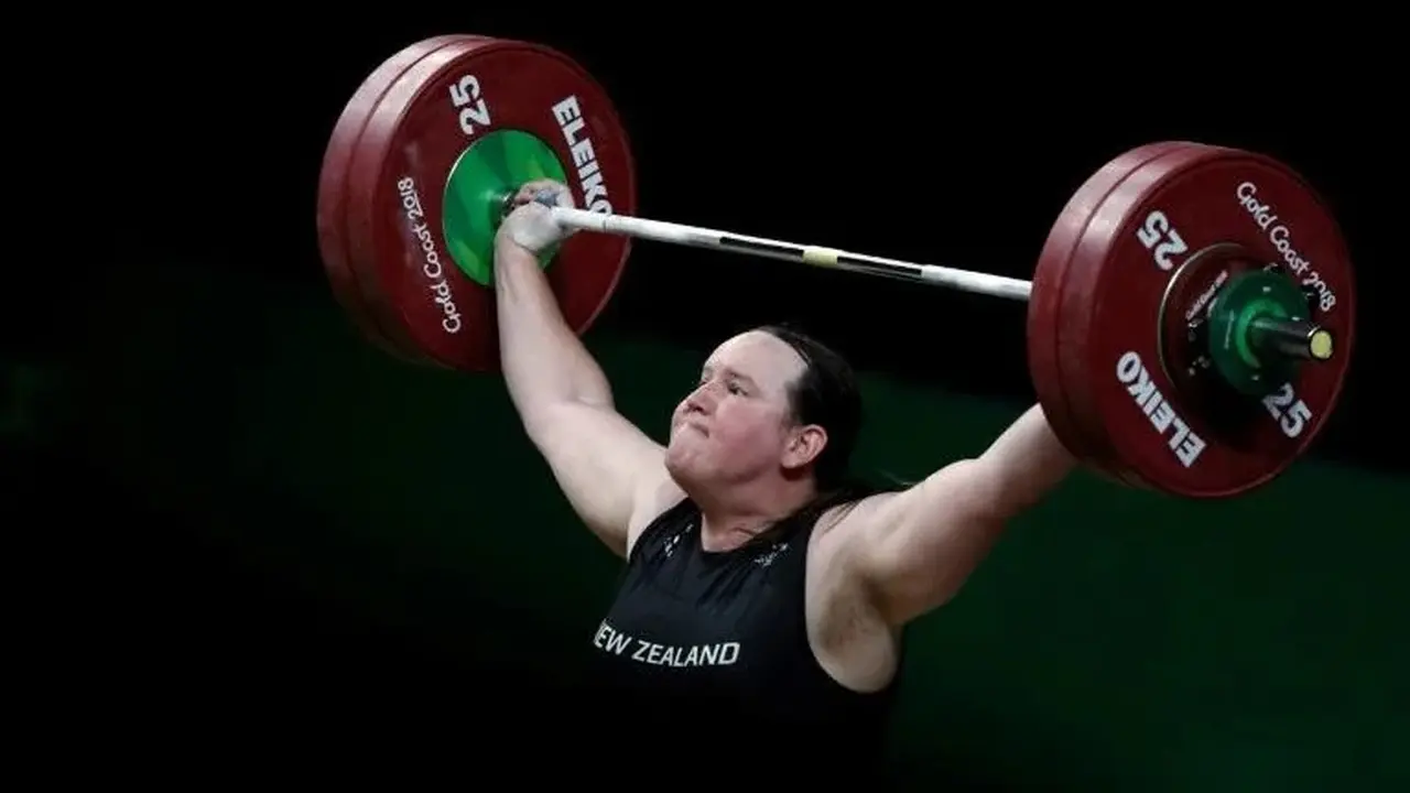 Atlet angkat besi asal Selandia Baru, Lauren Hubbard. (Photo credit: Adrian Dennis/AFP/File)