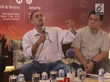 Politisi PDI Perjuangan Aria Bima, Pakar Komunikasi Politik UNDIP Moch Yulianto dan Politisi Partai Gerindra Ahmad Reza Patria saat rilis survei Kepemimpinan Nasional dan Kinerja Pemerintah di Jakarta, Minggu (22/10). (Liputan6.com/Fery Pradolo)
