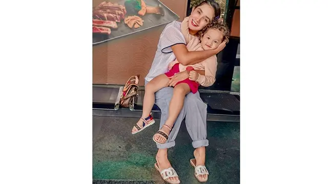 Jarang Terekspose, Ini 6 Potret Lucu Putri Bungsu Andhika Pratama