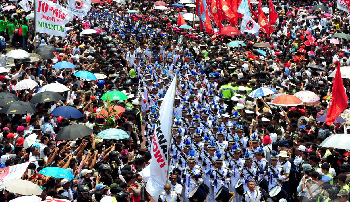 Pasukan drumband mengiringi Kirab Budaya yang dilaksanakan sepanjang jalan Sudirman-Thamrin, Jakarta Pusat, Senin (20/10/2014) (Liputan6.com/Johan Tallo)
