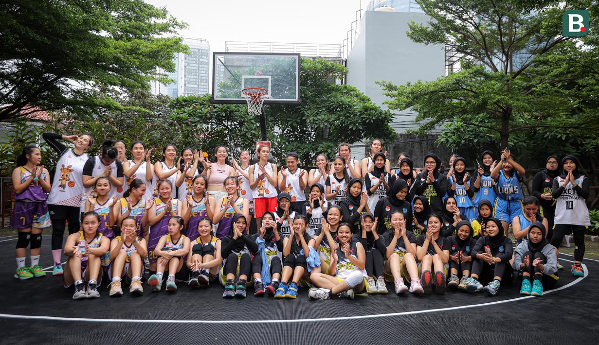 Acara tersebut berakhir dengan kesepakatan berbagi juara. Hal itu akibat cuaca buruk berupa hujan deras yang membuat lapangan pertandingan terlalu licin dan beresiko untuk pemain. (Bola.com/Bagaskara Lazuardi)