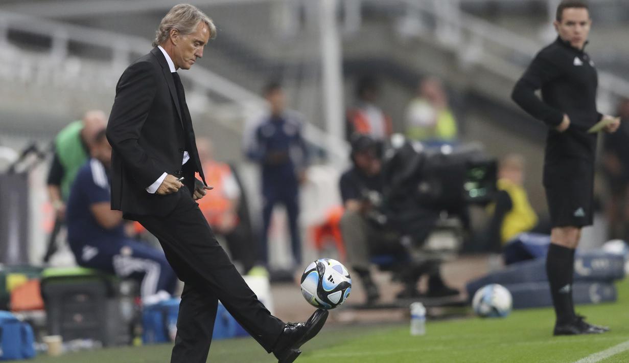 Pelatih Timnas Arab Saudi, Roberto Mancini (kiri), menunjukkan keahliannya dalam mengontrol bola saat laga uji coba melawan Timnas Kosta Rika yang berlangsung di St James Park, Inggris, Sabtu (9/9/2023) dini hari. Mancini yang belum genap satu bulan menangani Green Falcons terus berusaha berbenah demi hasil yang lebih baik bagi tim. (AP Photo/Scott Heppell)
