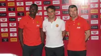Kebijakan manajer Manchester United Louis van Gaal memakai tiga pemain belakang berbeda dengan manajer Setan Merah sebelumnya