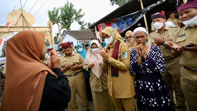 Bupati Ipuk Disambut Antusias Warga