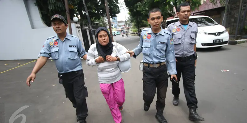 Diduga Pengemis Wanita Ini Dibawa Petugas Dinas Sosial-Jakarta-Immanuel Antonius-20170308