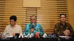  Pimpinan KPK, Agus Rahardjo (tengah) bersama Wakil Pimpinan KPK, Laode M Syarif (kiri) dan juru bicara KPK febri diansyah saat koferensi pers terkait suap pengadaan 50 mesin pesawat Garuda Indondesia, Jakarta, Kamis (19/1).  (Liputan6.com/Helmi Afandi)