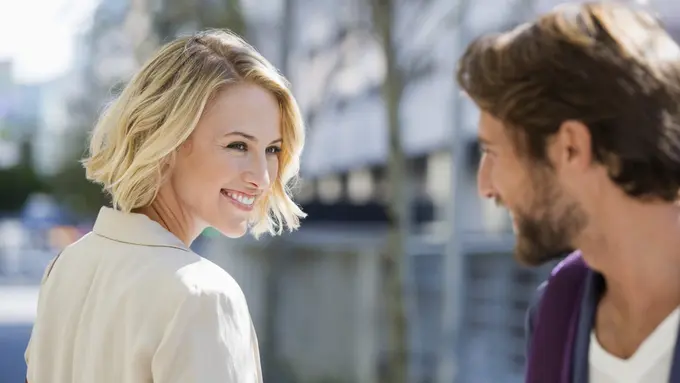 Kata Siapa Cewek Nggak Boleh Deketin Cowok Duluan?