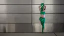 Seorang wanita mengenakan kostum berdiri di area kedatangan pada hari kedua New York Comic Con di Manhattan, New York, Jumat (9/10/2015). (REUTERS/Andrew Kelly)