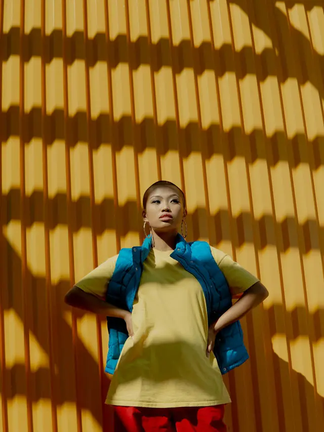 Tips Mix and Match Warna Pakaian Tanpa Terlihat Norak, Dijamin Gaya Selalu On Point!