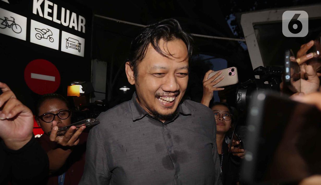 Dalam kasus ini KPK pada 9 Januari 2026 telah mengumumkan dua tersangka kasus dugaan korupsi kuota haji di Kementerian Agama tahun 2023-2024, yakni Yaqut Cholil Qoumas (YCQ), dan Ishfah Abidal Aziz (IAA). Tampak dalam foto, Ketua Bidang Ekonomi Pengurus Besar Nahdlatul Ulama (PBNU), Aizzudin Abdurrahman (AIZ) berjalan meninggalkan Gedung Merah Putih Komisi Pemberantasan Korupsi (KPK) usai menjalani pemeriksaan, Jakarta, Selasa (13/1/2026). (Liputan6.com/Helmi Fithriansyah)