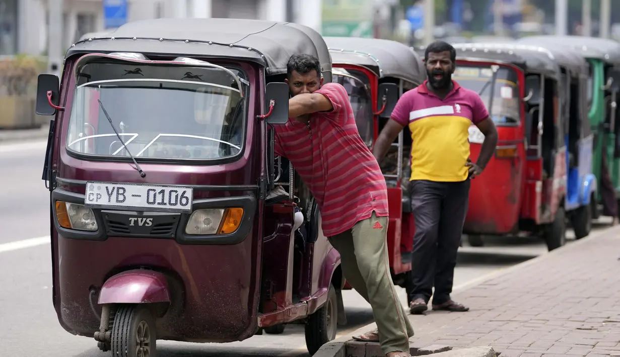 Pengemudi bajaj antre untuk membeli bahan bakar dekat sebuah SPBU di Kolombo, Sri Lanka, 13 April 2022. PM Sri Lanka mengatakan akan mendengarkan ide-ide pengunjuk rasa untuk menyelesaikan tantangan ekonomi, sosial, dan politik yang dihadapi negara. (AP Photo/Eranga Jayawardena)