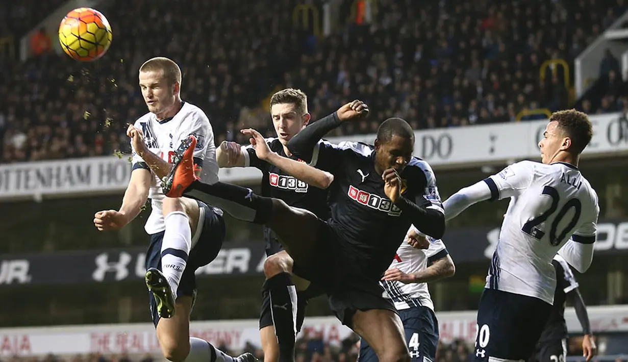 Bek Tottenham, Eric Dier, duel udara dengan para pemain Watford di Stadion White Hart Lane, Inggris, Sabtu (6/2/2016). Tottenham berhasil menang 1-0 atas Watford. (AFP/Justin Tallis)