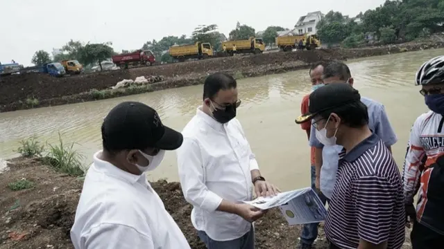 Gubernur DKI Jakarta Anies Baswedan mengecek pengerukan Setu Babakan. (Foto: Istimewa).