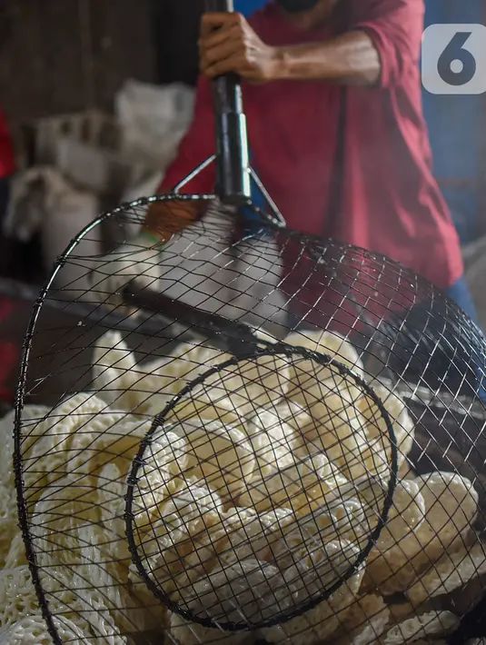 Pekerja menggoreng kerupuk di pabrik kerupuk Pasundan Bedahan, Sawangan, Depok, Senin (8/3/2020). Selama pandemi Covid-19, produksi kerupuk yang dipasarkan di kawasan Jabodetabek mencapai 900 kg dan tidak mengalami penurunan. (Liputan6.com/Fery Pradolo)