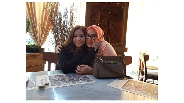 7 Potret Prilly Latuconsina dan Sang Ibunda, Kompak Banget