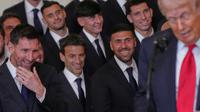 Lionel Messi, kiri, dan rekan-rekan setimnya mendengarkan Presiden Donald Trump berbicara selama acara penghargaan bagi juara Major League Soccer 2025, Inter Miami, di Ruang Timur Gedung Putih, Kamis, 5 Maret 2026, di Washington. (AP Photo/Julia Demaree Nikhinson)