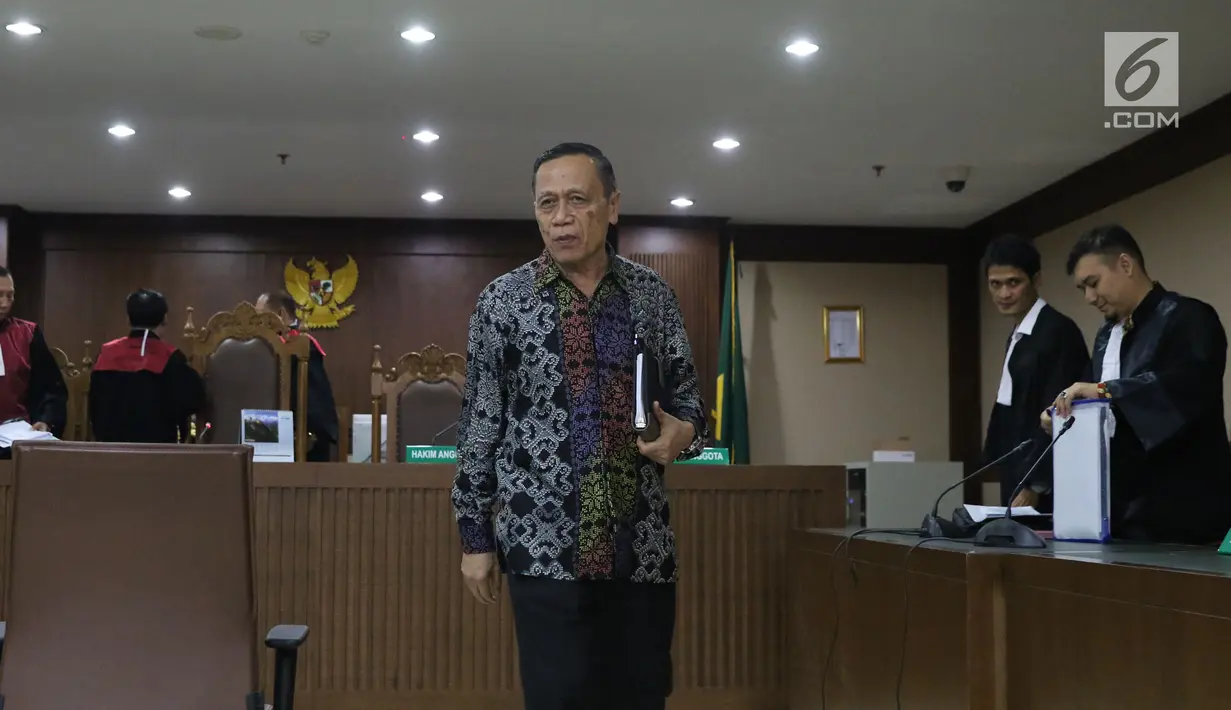 Mantan anggota Komisi XI DPR RI, Amin Santono usai menjalani sidang dakwaan di Pengadilan Tipikor, Jakarta, Kamis (20/9). Amin didakwa dalam kasus dugaan suap usulan dana perimbangan keuangan daerah RAPBN Perubahan 2018. (Liputan6.com/Helmi Fithriansyah)