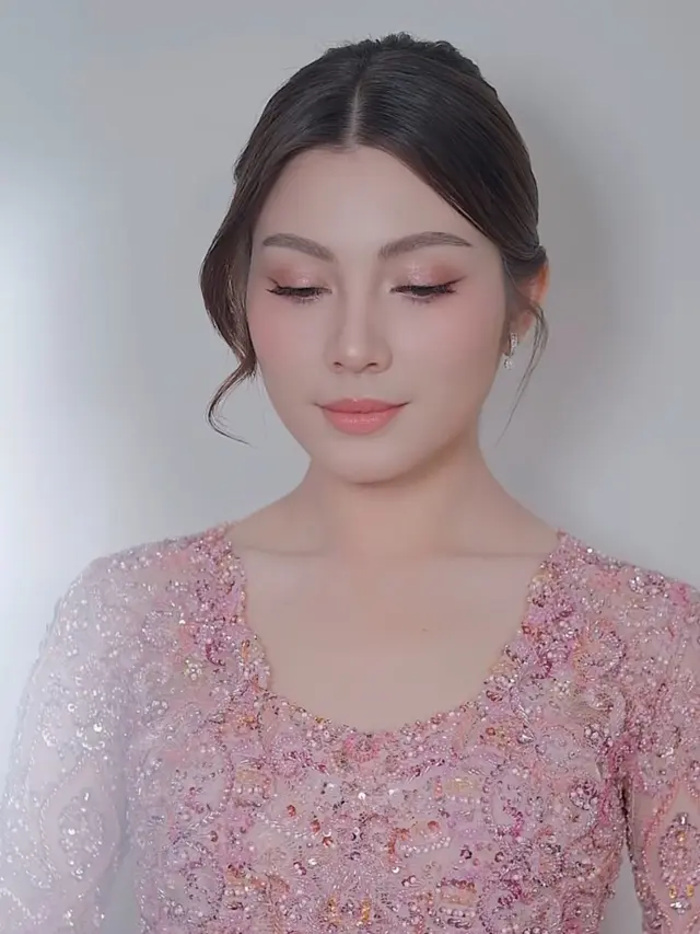 Haviza Devi saat Tunangan dengan Harris Vriza di Medan. [@yulia_yang_mua]