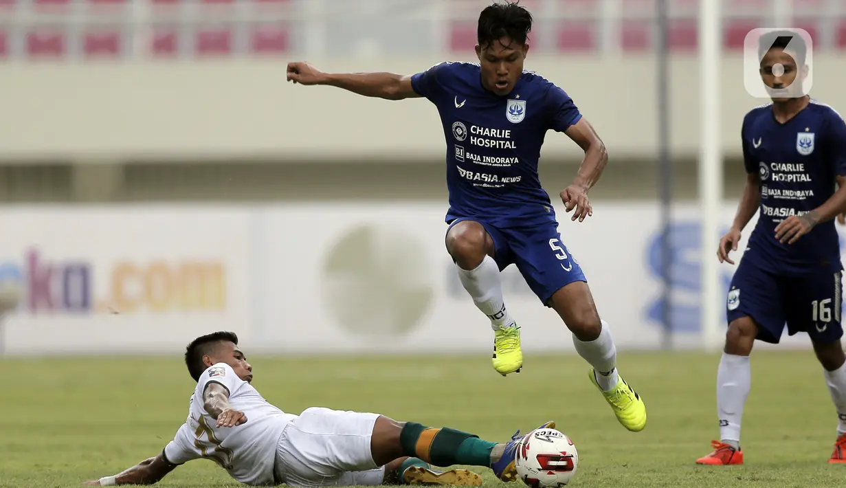 Pemain PSIS Semarang Wahyu Prasetyo berusaha dihentikan pergerakannya oleh pemain Persikabo 1973 Ahmad Nufiandani (bawah) dalam pertandingan babak penyisihan Piala Menpora 2021 di Stadion Manahan, Solo, Kamis (25/3/2021). PSIS Semarang menang dengan skor 3-1. (Bola.com/Arief Bagus)