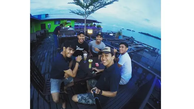 5 Gaya Liburan Gelandang Persebaya Muhammad Hidayat di Pantai, Santai dan Seru