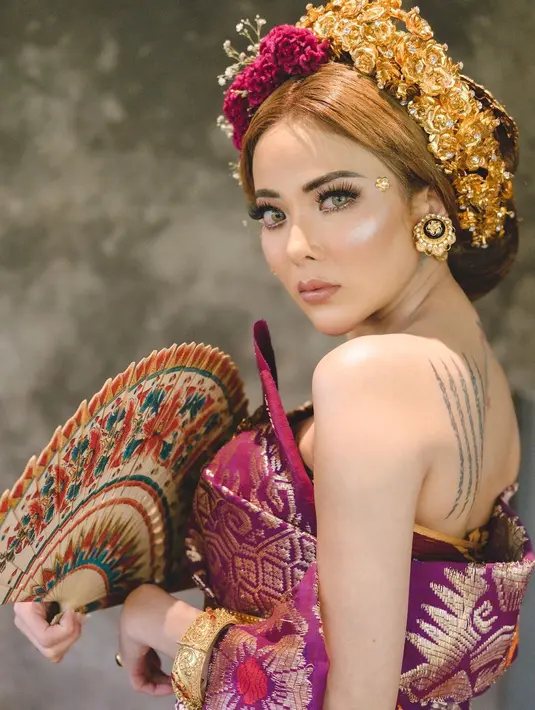 Di video tersebut Ayu terlihat sedang menikmati malam pergantian tahun dengan pesinetron Zikri Daulay. (Foto: Instagram/@ayuaulia5252)