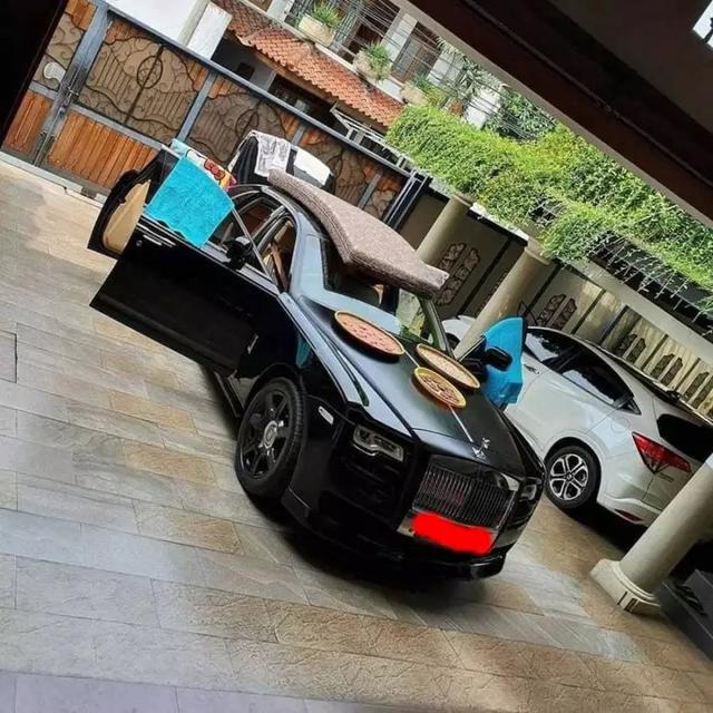 Rolls Royce dijadikan tempat jemuran (Ist)